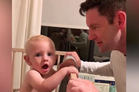 Niedlicher Moment: Baby reagiert entsetzt auf Papa ohne Bart