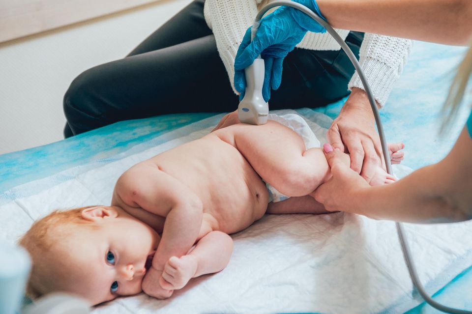 Die Hüfte eines Babys wird mit Ultraschall untersucht