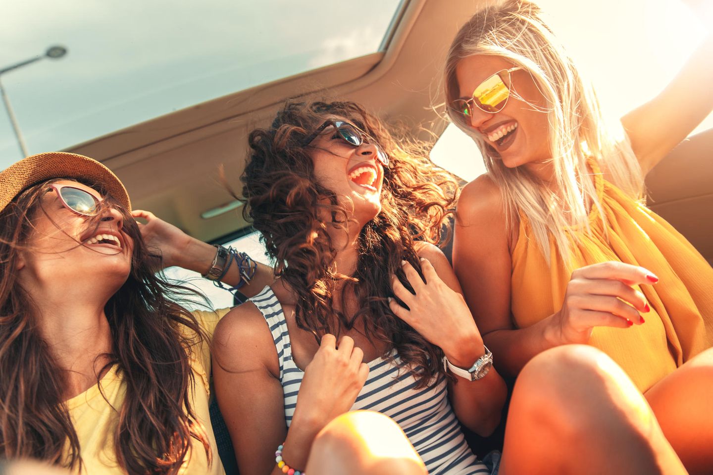 Mütter unterwegs: Drei Frauen sitzen lachend im Auto