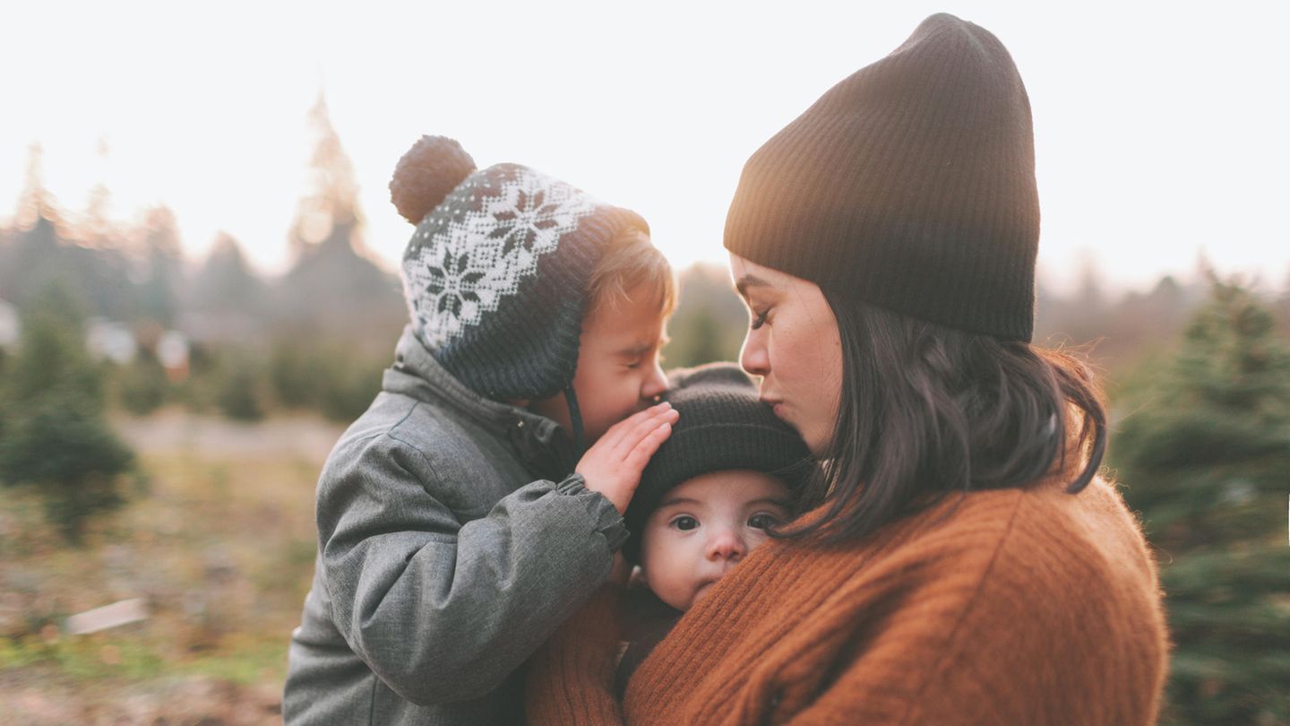 Second Child's Impact on Sibling Bond - News Directory 3