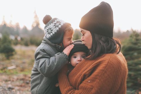Eine Mama trauert um die Beziehung zum ersten Kind: Mutter mit zwei Kindern in der Natur