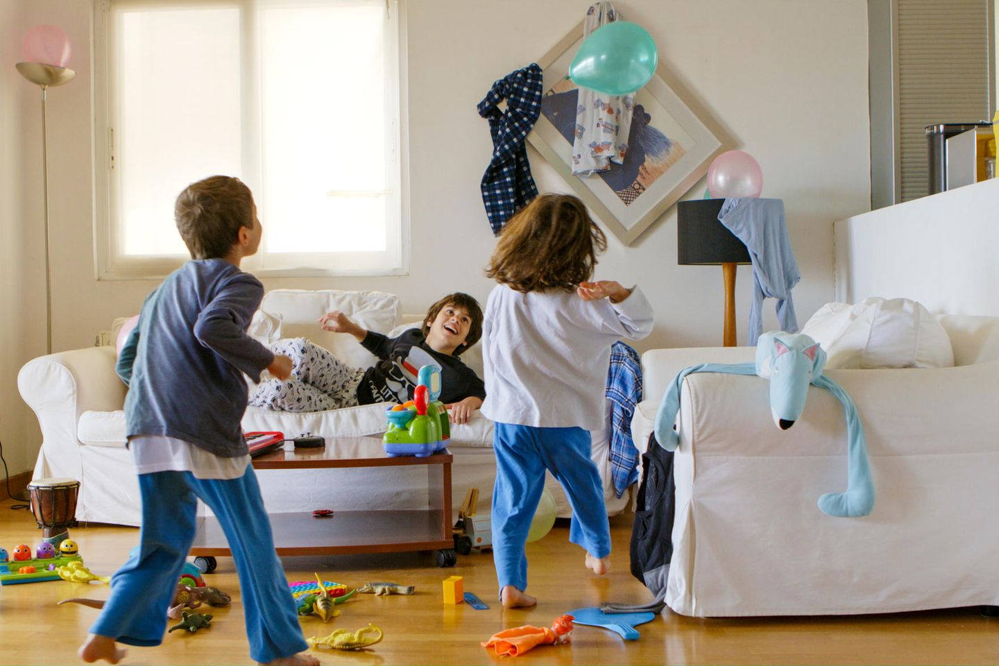 Hoch lebe das Chaos: Kinder spielen im Wohnzimmer