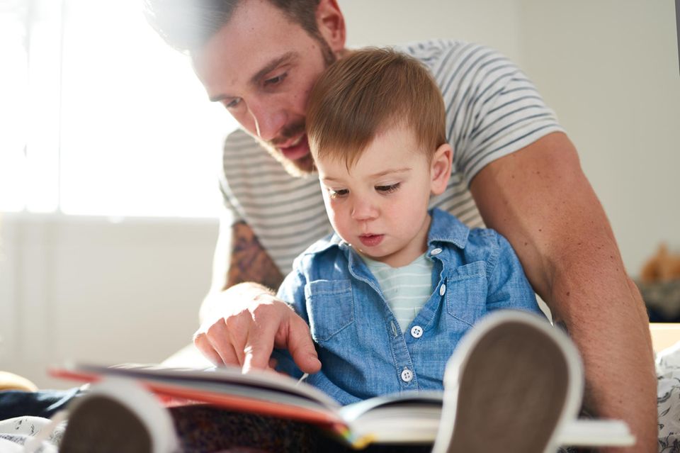 Vater liest seinem Sohn ein Kinderbuch vor