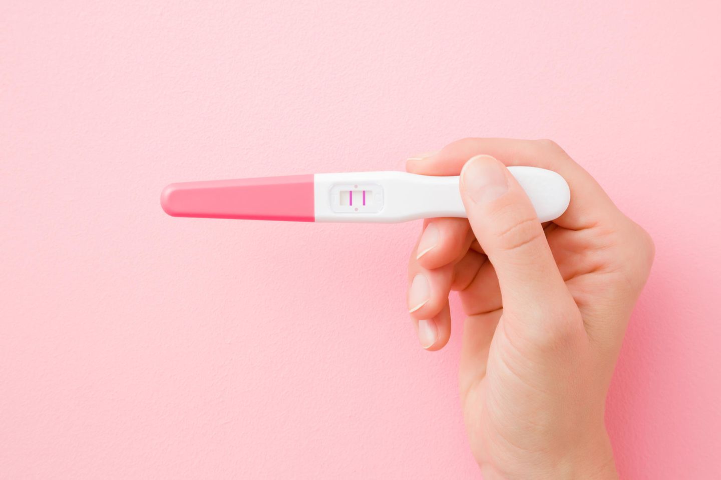 Schwangerschaftstest in Hand