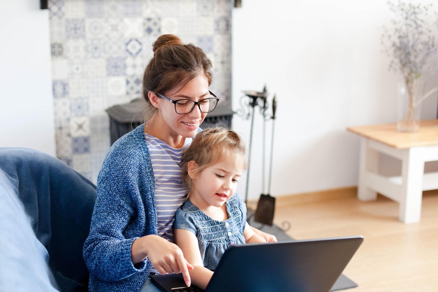 Black Friday Deals: Mutter und Tochter suchen am Laptop nach Online-Angeboten für Familien