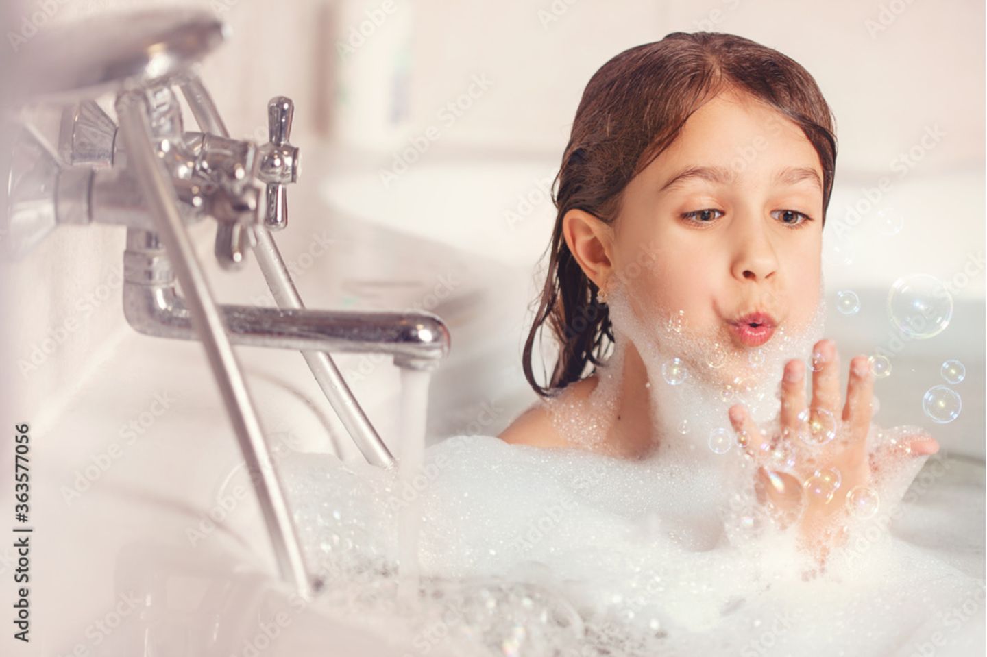 Kind sitzt in einem Schaumbad und macht Seifenblasen: Geht Non-Bathing auch für Kinder?