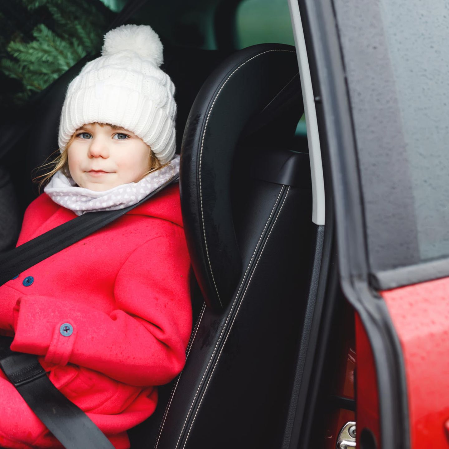 Kinder nie in Winterjacke anschnallen! So bleibt Ihr Kind im Auto