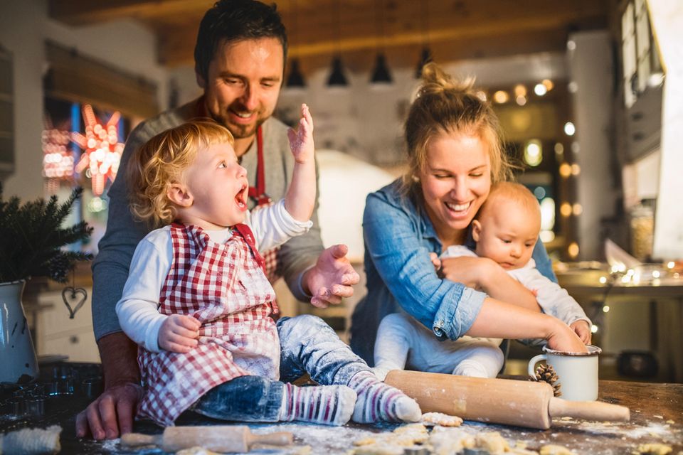 24 Beschäftigungs-Ideen für den Advent: Familie backt Kekse