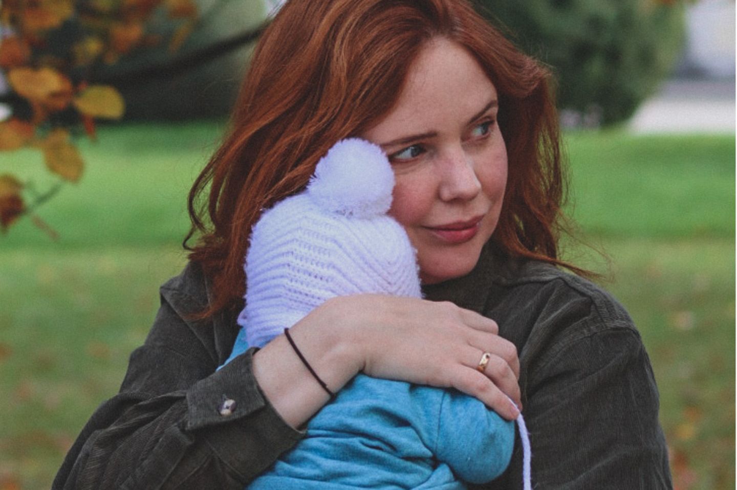 Olivia Marei mit ihrem Sohn auf dem Arm