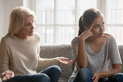 Frau bekommt Tipps von ihrer Mutter