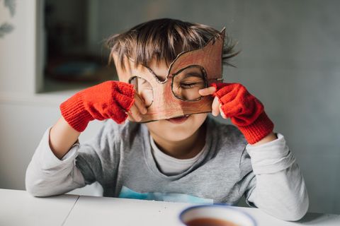 Junge trägt eine selbstgebastelte Maske im Gesicht