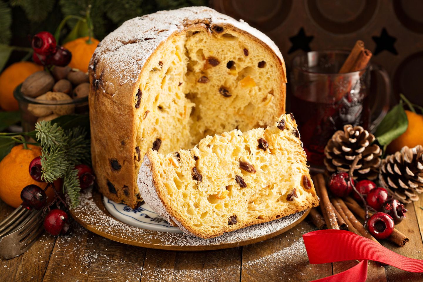 Internationale Weihnachtsrezepte: Panettone-Kuchen auf einem Teller