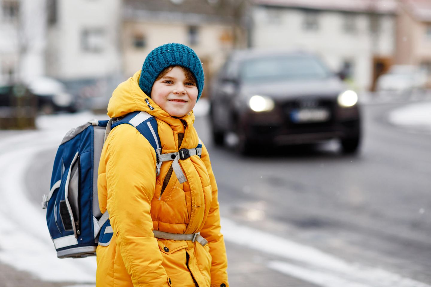 Tipps für einen sicheren Schulweg: Schulkind steht auf dem Gehweg