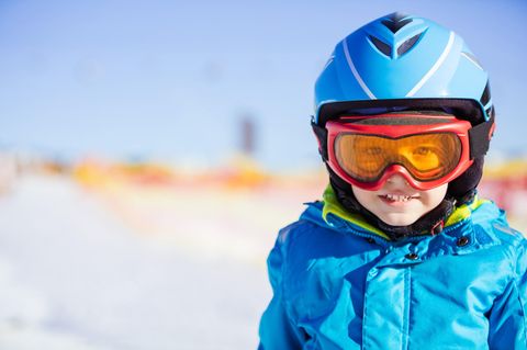 Skibrillen für Kinder: Junge mit Kinder-Skibrille hat Spaß im Schnee