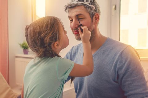 Tochter schminkt Vater