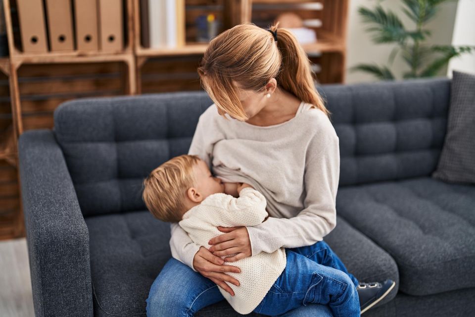 Tipps, die das Abstillen leichter machen: Mutter stillt ihr 2-jähriges Kind