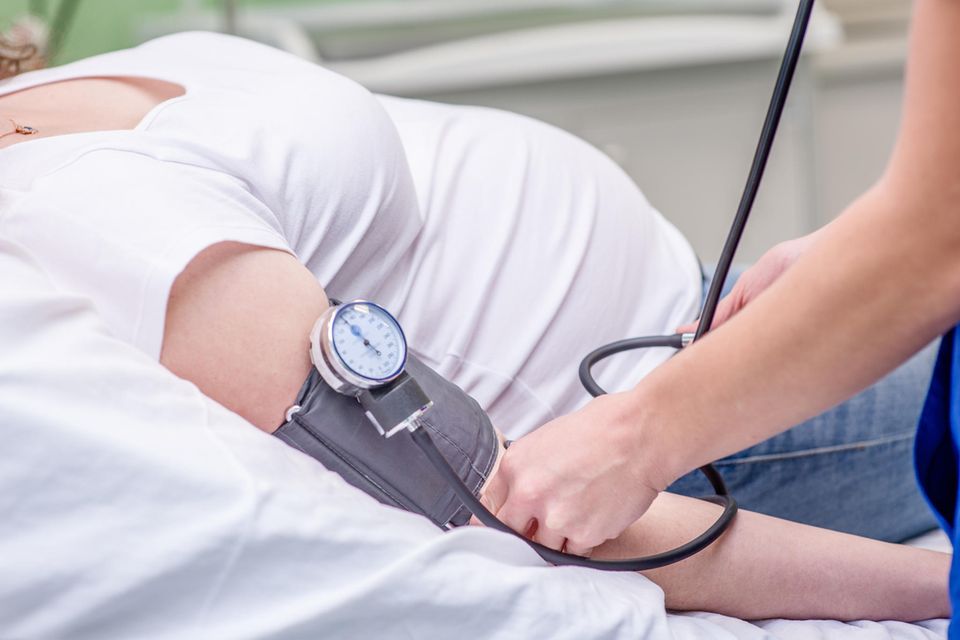 schwangerschaftsvergiftung: Blutdruckmessen bei einer Schwangeren
