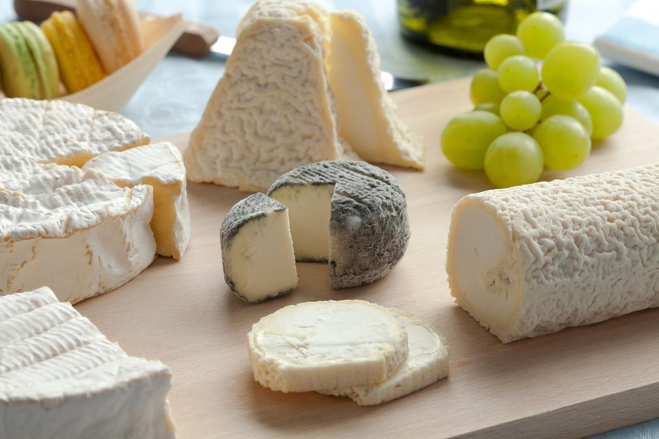 Rohmilchkäse-Auswahl, appetitlich auf dem Holzbrett arrangiert