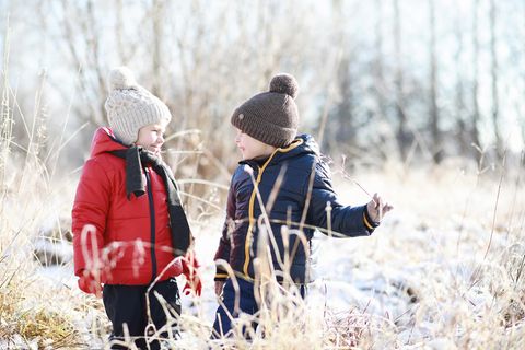 12 Gründe, auch im Winter mit Kindern raus zu gehen: Zwei Kinder spielen draußen
