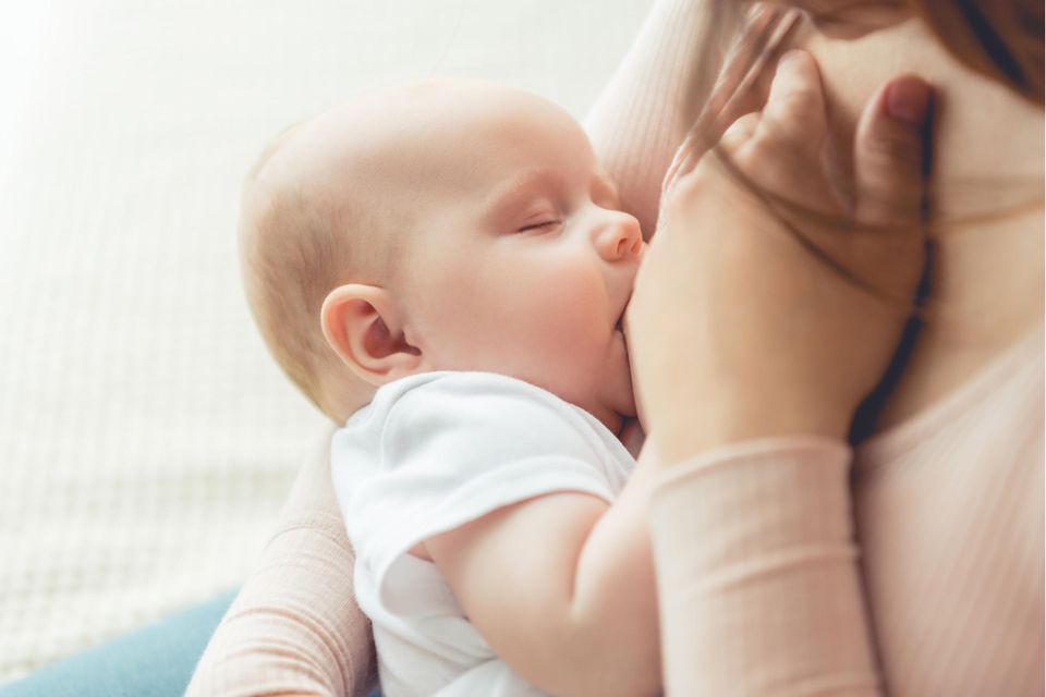 Brustenzündung Stillzeit: Baby trinkt aus der Brust seiner Mutter