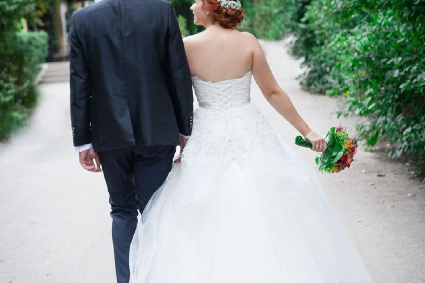 "Wir sind Eltern und Swinger": Marie und ihr Ehemann in Hochzeitskleidung