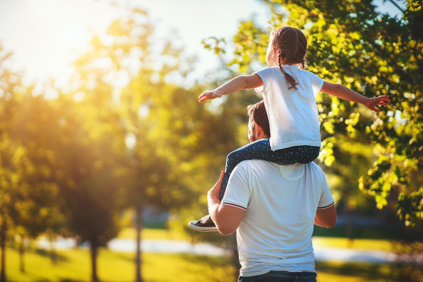 Alternative Familienmodelle: Mann trägt Kind auf den Schultern