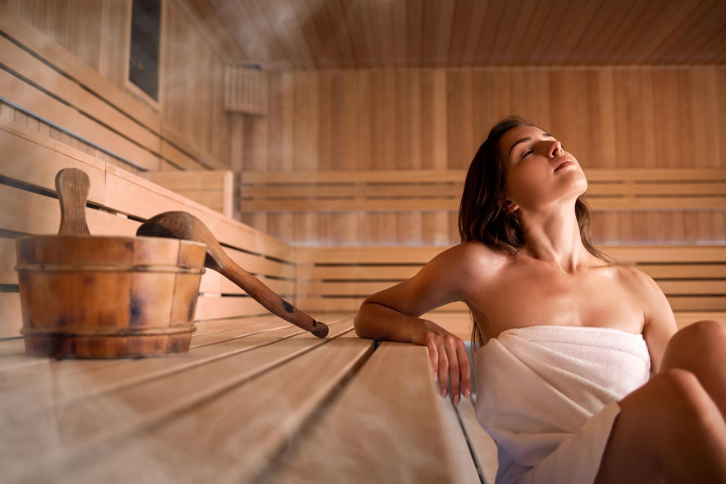 Sauna in der Schwangerschaft: Frau sitzt in einer Sauna