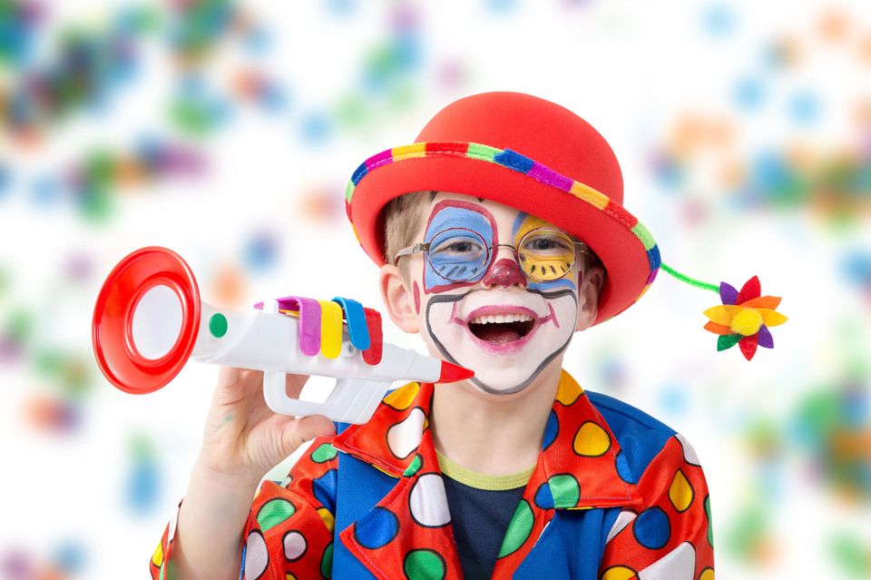 Karneval und Fasching: Junge ist als Clown geschminkt