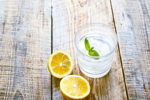 Bitter Lemon in der Schwangerschaft: Glas Limonade und Zitronen auf einem Tisch