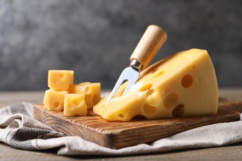 Emmentaler in der Schwangerschaft: Emmentaler Käse auf einem Holzbrett