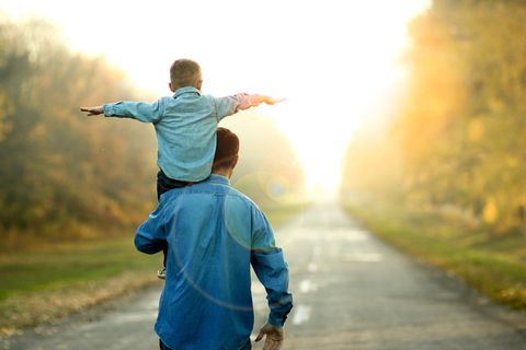 Elternzeit: Vater mit Kind