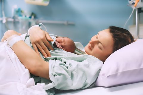 Geburtsverletzungen: Mutter hält ihr Neugeborenes direkt nach der Geburt im Arm