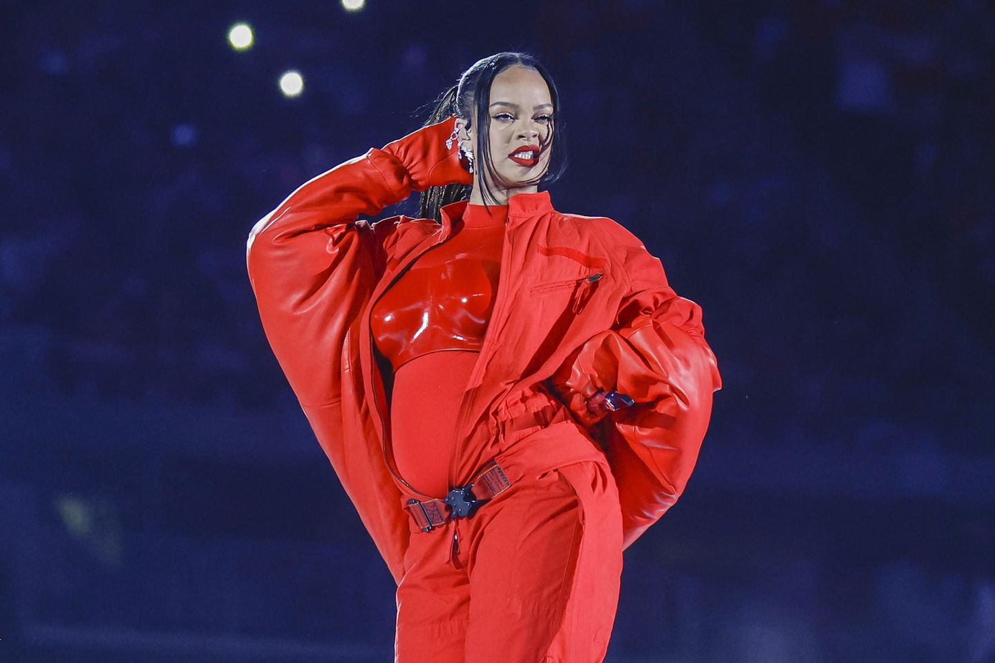 Rihanna zeigte bei ihrem Auftritt stolz ihren Babybauch