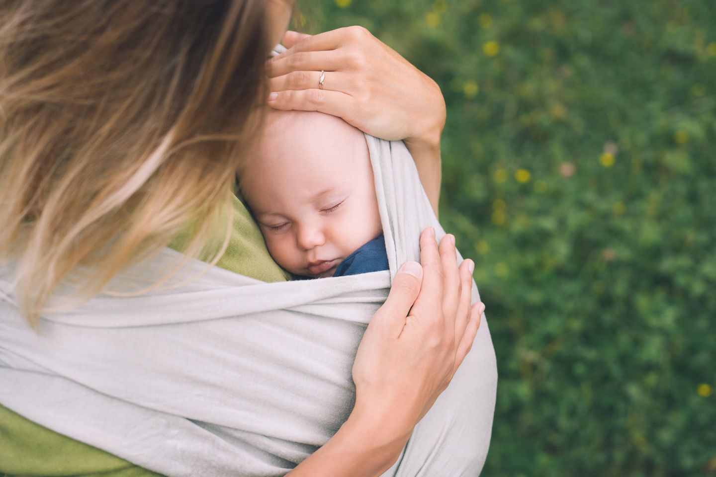 Kuscheln mit Baby: Eine Mutter hält ihr Baby vor der Brust