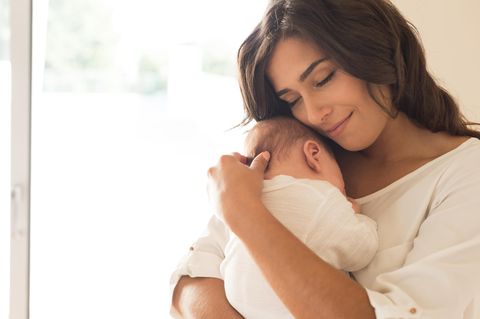 Mutterrolle: Eine Mutter hält ihr Baby im Arm