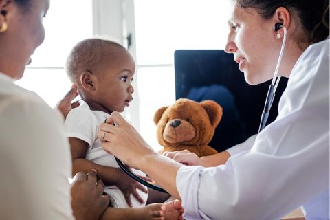 Arztbesuch mit Kind: Baby wird von Ärztin untersucht