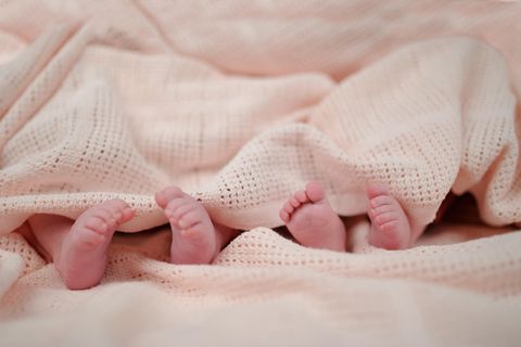 Babyfüße unter der Decke