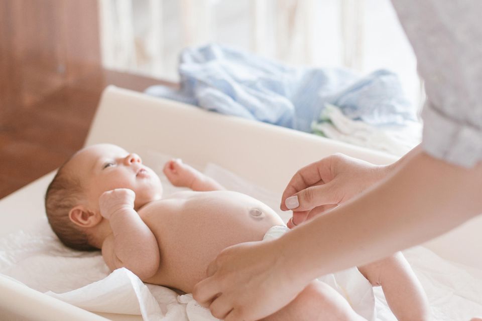 Leistenbruch bei Babys: Person wickelt einen Säugling