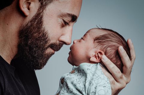 Freddy McConnel: Ein Mann hält ein neugeborenes Kind