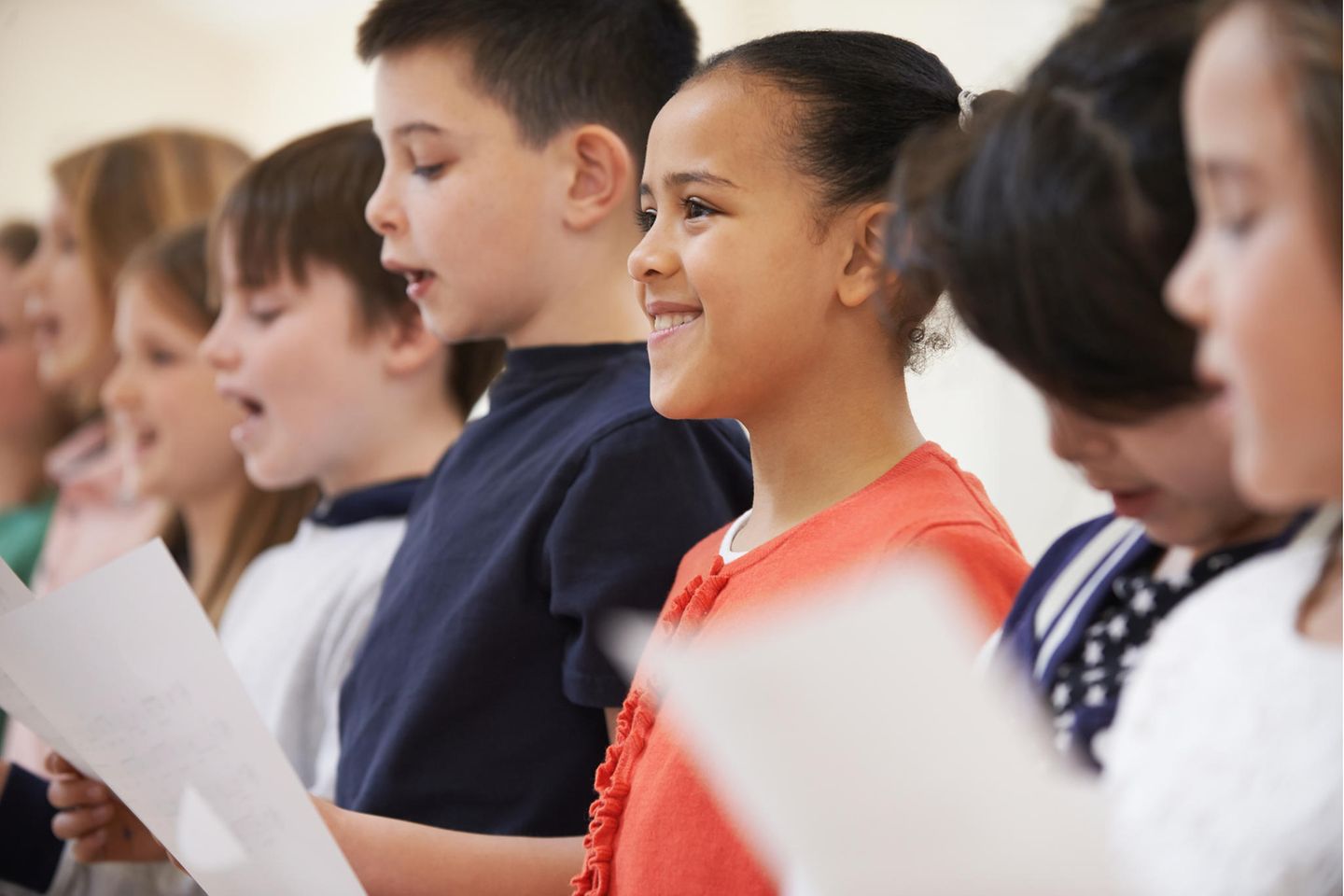 Tauflieder: Kinder singen Lieder im Chor