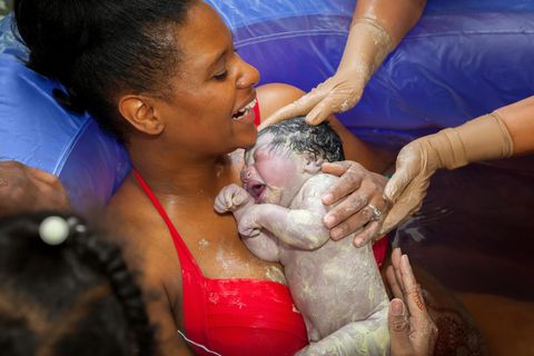 Glaubenssätze Schwangerschaft: Mama mit Neugeborenem