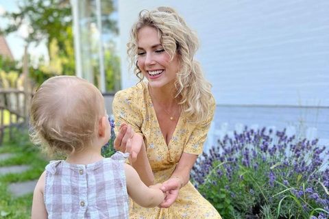 Zwischen Tüll und Tränen: Sanna Lindström mit einem Kleinkind im Garten