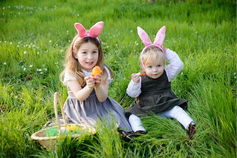 Schwestern im Gras mit Osterkörbchen