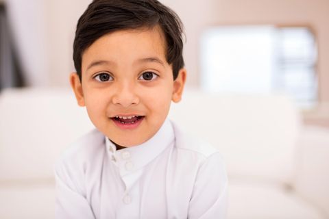 Arabische Jungennamen: Junge lächelt in die Kamera
