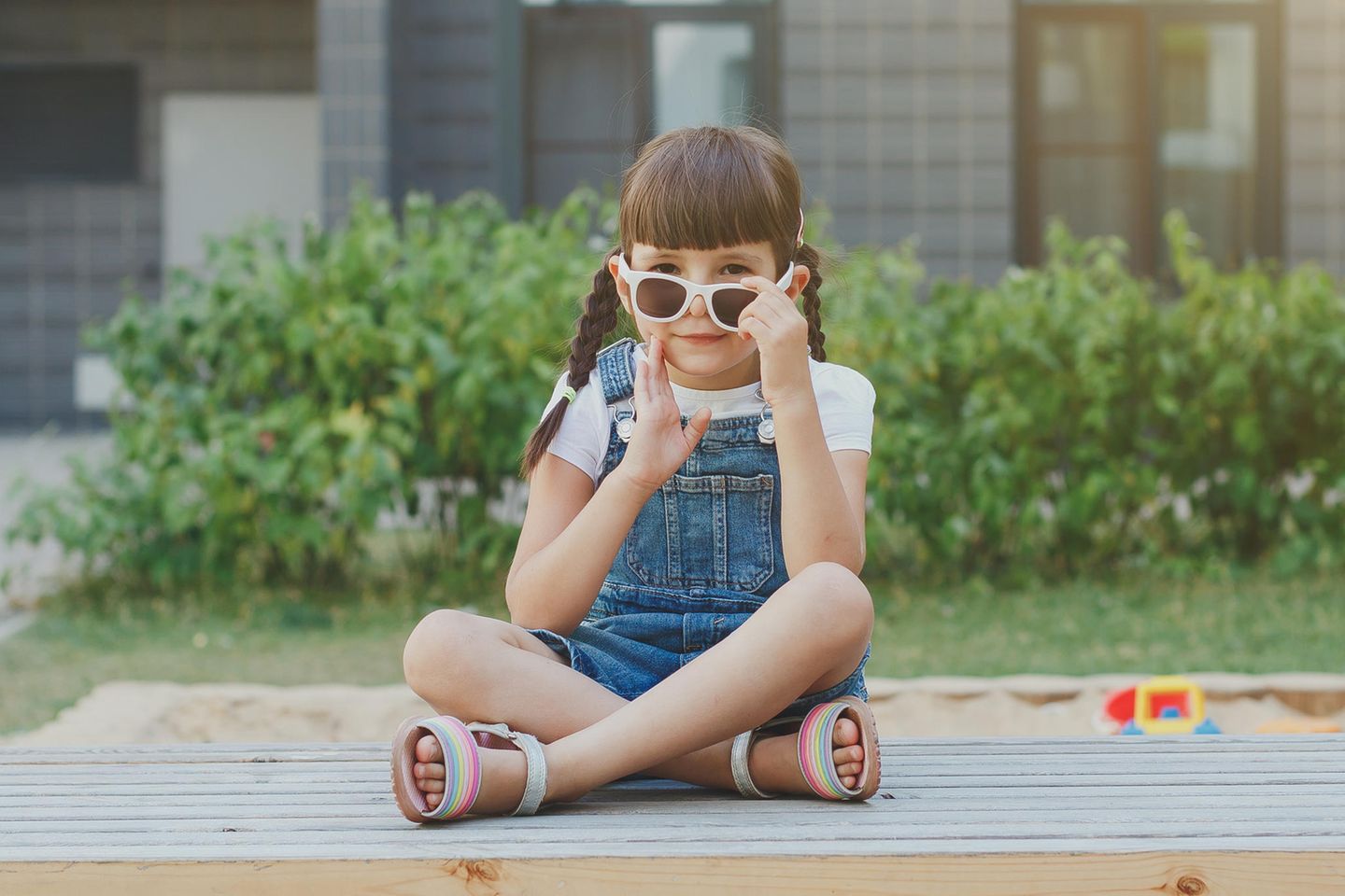 Türkische Mädchennamen: Mädchen spielt mit seiner Sonnenbrille
