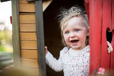 Auronome Kinder: Selbstbewusstes, lachendes Kleinkind