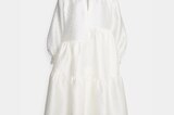 Wie wäre es mal mit etwas anderem? Das kurze Kleid von Hofmann Copenhagen kommt im minimalistischen, aber dennoch aufregendem Stil der Kopenhagener:innen daher. Versetzte Volants und ein weiter Schnitt machen das Hochzeitskleid zum bequemen Blickfang. Auch süß: Die Bindung am Kragen. Über Zalando, kostet ca. 355 Euro.