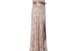 Muss es immer Weiß sein? Die bodenlange Robe von Mamarella beweist das Gegenteil. Das edle Umstandsbrautkleid in bräunlichem Rosé überzeugt mit Spitzen-Overlay und brauner Schleife. Transparente Ärmel und Cache-coeur-Ausschnitt wirken zudem schmeichelnd. Von Mamarella, kostet ca. 364 Euro. 