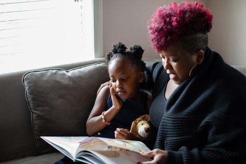 Kinderbücher über Achtsamkeit: Frau liest Kind vor