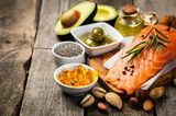 Allergien vorbeugen: Omega-3-reiche Lebensmittel, wie Lachs, Avocado, Nüsse